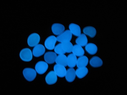 100 Glow in The Dark Stones Blue Pebbles Rock Fish Home Garden D - Click Image to Close