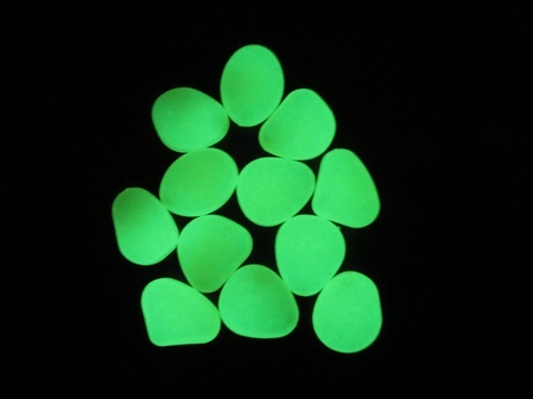 100 Glow in The Dark Stones Yellow Pebbles Rock Fish Home Garden - Click Image to Close